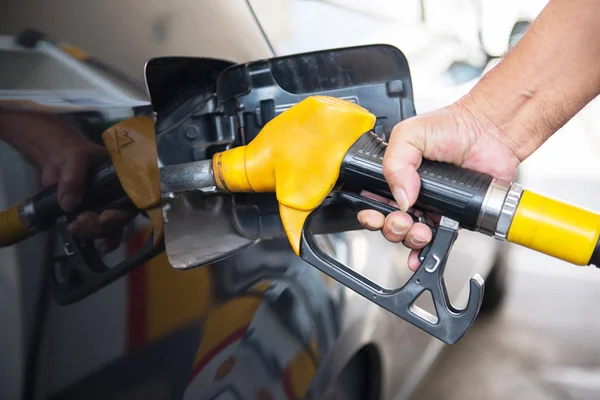Mann pumpt Kraftstoff in Auto — Stockfoto