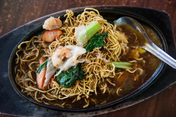 Crispy noodle fried in soup — Stock Photo, Image