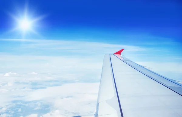 Wing of flying airplane — Stock Photo, Image