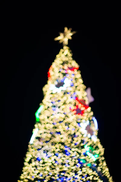 Árvore de Natal desfocada e decorações — Fotografia de Stock