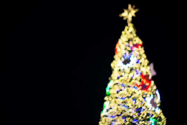 Verschwommener Weihnachtsbaum und Dekoration — Stockfoto