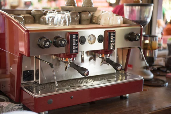 Koffie maken in de coffeeshop — Stockfoto