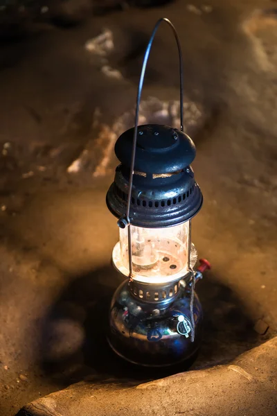 Lanterne d'orage dans une grotte — Photo