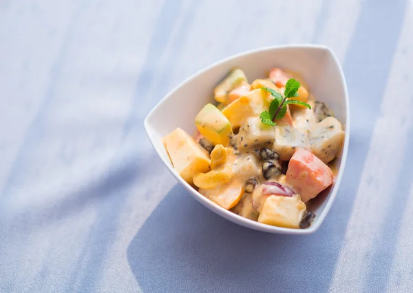 Cuenco blanco de ensalada de frutas frescas y saludables —  Fotos de Stock