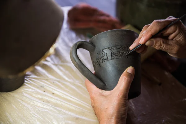 Hand Carving lera för make lergods. — Stockfoto