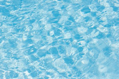 Bir havuzda su yüzeyine