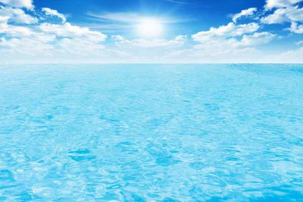 Прекрасне блакитне небо і море — стокове фото
