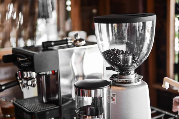 Kaffebryggare i kafé — Stockfoto
