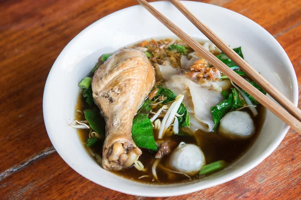 Tasty Chichken with noodles — Stock Photo, Image