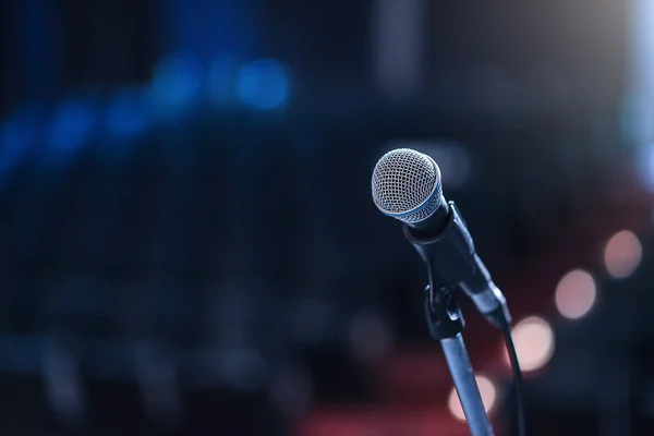 Mikrofon i konsertsal — Stockfoto