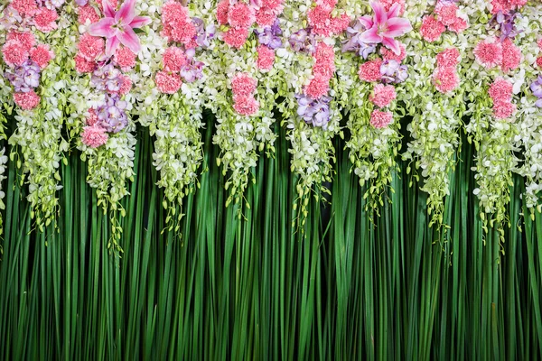 Green backdrop flowers arrangement for wedding ceremony — Stock Photo, Image