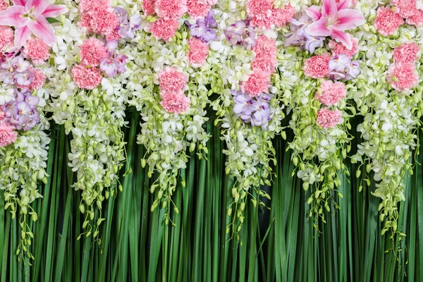 Fondo verde arreglo de flores para la ceremonia de boda —  Fotos de Stock