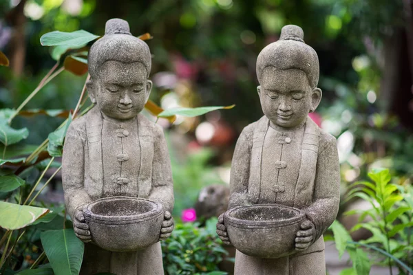 Escultura de pedra de crianças segurando tigela — Fotografia de Stock