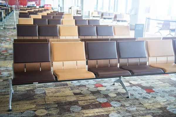 Moderna sala de espera terminal do aeroporto — Fotografia de Stock