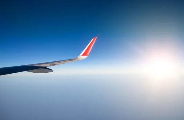 Wing of an airplane flying in the sky — Stock Photo, Image