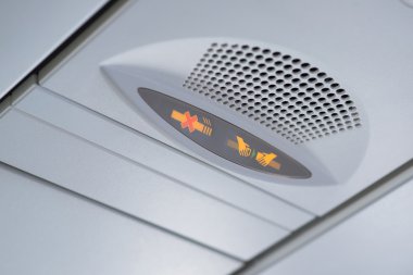Emniyet kemeri ve sigara belirtisi uçaklarda tutturmak
