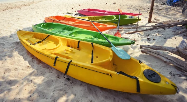 Colorful kayaks on the beach — Stock Photo, Image