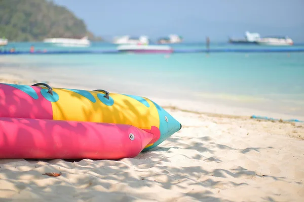 Bananenboot op strand — Stockfoto