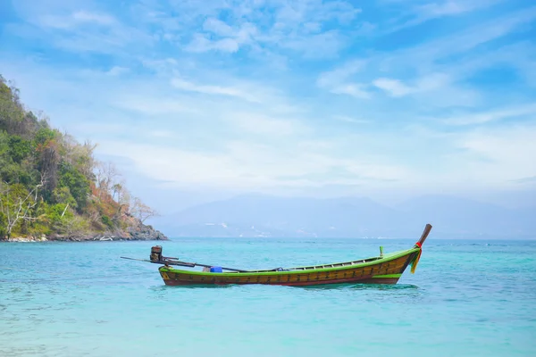 Lunga barca sul mare — Foto Stock