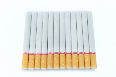 sigaralar beyaz arkaplanda