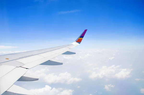 Wing of an airplane flying in the sky — Stock Photo, Image