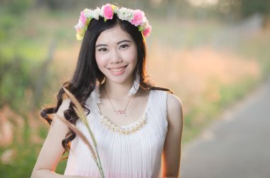 Güzel kız gülümser bahar çiçek çim alanı 3