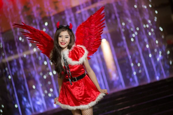 Gece lambası ile Noel için Noel Baba kostüm güzel Asyalı kız — Stok fotoğraf