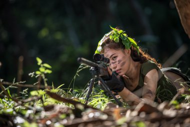 Ormanın ortasında silahlı özel kuvvet