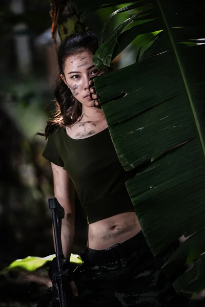 Fuerza especial con el arma en la selva — Foto de Stock
