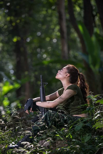 Fuerza especial con el arma en la selva — Foto de Stock