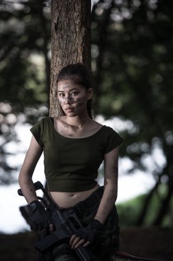 Ormanın ortasında silahlı özel kuvvet