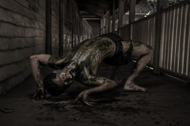 Çirkin zombi adam perili evde