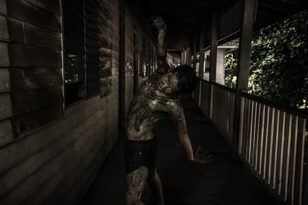 Feo hombre Zombie en casa embrujada —  Fotos de Stock