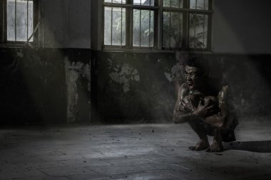 Çirkin zombi adam perili evde
