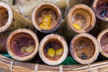 Bambu eklemlerinde kızartılmış glutinous pilavı.