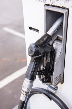 Bir benzin istasyonunda yakıt kesici