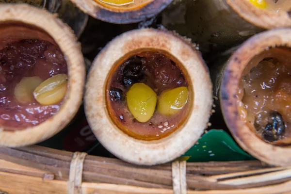 Žlutá rýže pečená v bambusových kloubech — Stock fotografie