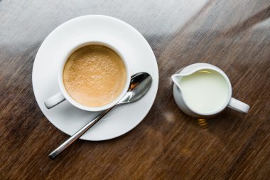 Tahta bir masada bir fincan kahve.