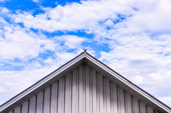 Крыша дома против голубого неба — стоковое фото