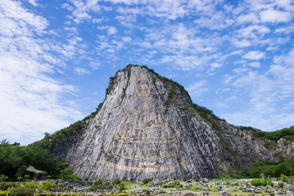 崖の上の彫刻の仏のイメージ — ストック写真