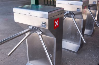 Giriş makine kapısı