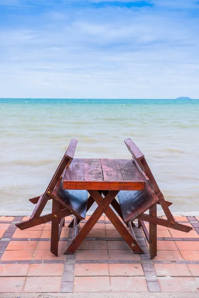 Tafel en stoelen in de buurt van de zee — Stockfoto