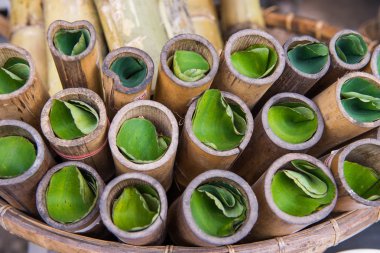 Bambu eklemlerinde kızartılmış glutinous pilavı.