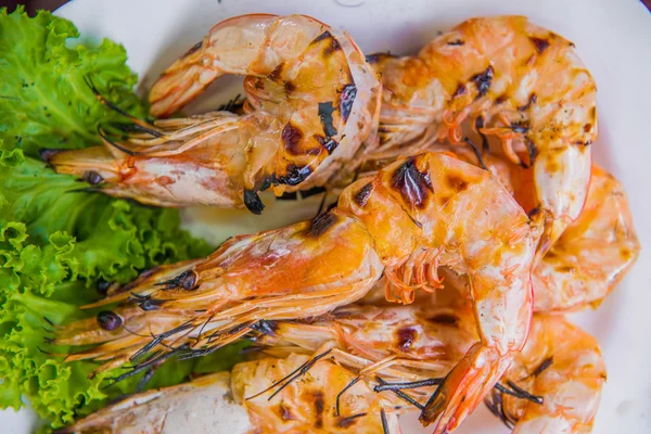 Camarones a la parrilla con verduras —  Fotos de Stock