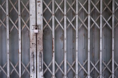 Eski kapı ve menteşe