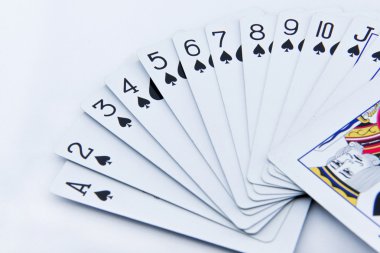 Beyaz arkaplanda poker kartları