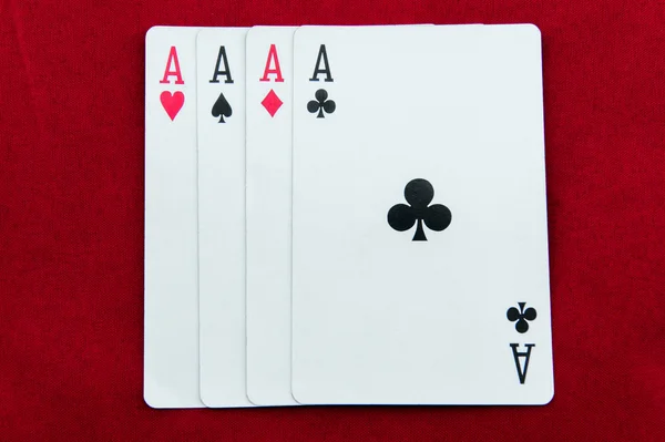 Cartes ACE-poker sur fond rouge — Photo