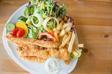 Balık ve patates kızartması ve salata