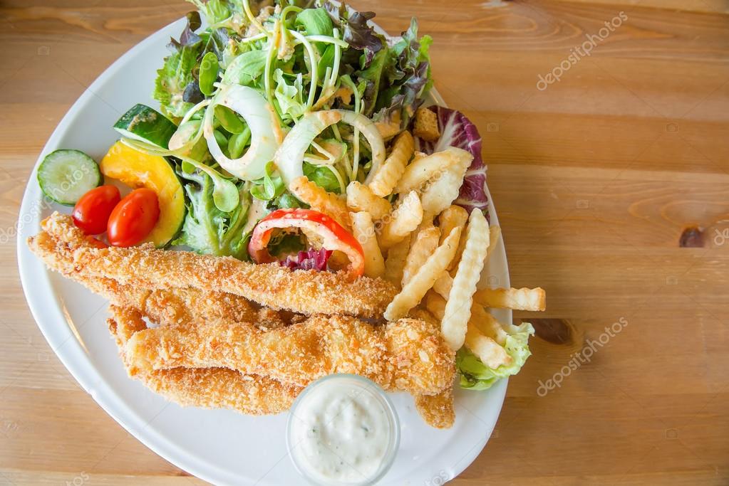 Pesce e patatine fritte e insalata — Foto Stock © kikujungboy #70289583 Pesce e patatine fritte e insalata — Foto Stock © kikujungboy #70289583
