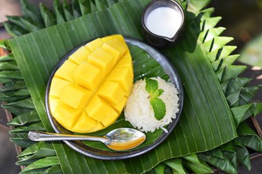 Tatlı bir dizi, yapışkan pirinç ile mango 